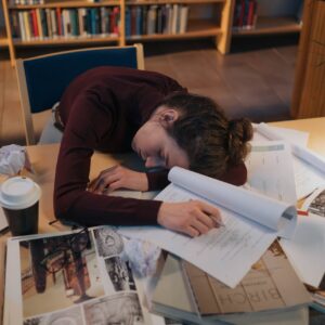 mujer cansada en biblioteca